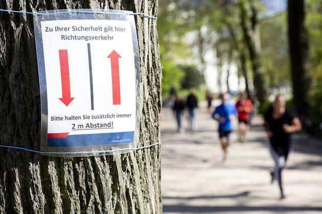 News Bilder des Tages Hinweisschilder vom Bezirksamt Hamburg-Nord mit dem Hinweis auf Mindestabstand an der Außenalster in Hamburg. Hamburg: Maßnahmen zur Eindämmung des Coronavirus