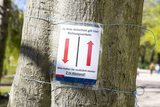 Hinweisschilder vom Bezirksamt Hamburg-Nord mit dem Hinweis auf Mindestabstand an der Außenalster in Hamburg. Hamburg: Maßnahmen zur Eindämmung des Coronavirus