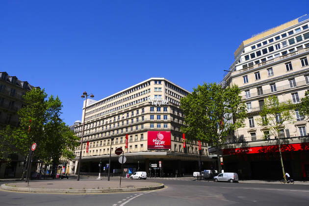 April 22, 2020, Paris, France: Galleries Lafayette.37th day of confinement in France, the majority of Parisians respect the obligation to stay at home..The shops and streets of Paris are deserted..The French are preparing for the decontainment announced from May 11 by the President of the Republic Emmanuel Macron Paris France - ZUMAp119 20200422_zaf_p119_017 Copyright: xPierrexSteveninx