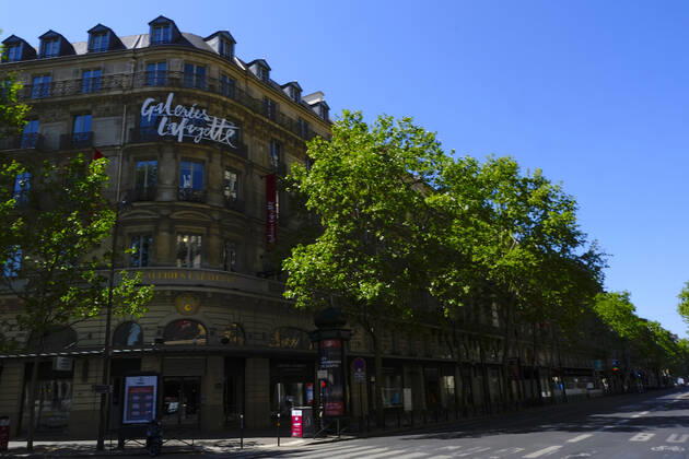 April 22, 2020, Paris, France: Galleries Lafayette.37th day of confinement in France, the majority of Parisians respect the obligation to stay at home..The shops and streets of Paris are deserted..The French are preparing for the decontainment announced from May 11 by the President of the Republic Emmanuel Macron Paris France - ZUMAp119 20200422_zaf_p119_025 Copyright: xPierrexSteveninx