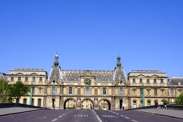 April 22, 2020, Paris, France: Louvre Museum.37th day of confinement in France, the majority of Parisians respect the obligation to stay at home..The shops and streets of Paris are deserted..The French are preparing for the decontainment announced from May 11 by the President of the Republic Emmanuel Macron Paris France - ZUMAp119 20200422_zaf_p119_028 Copyright: xPierrexSteveninx