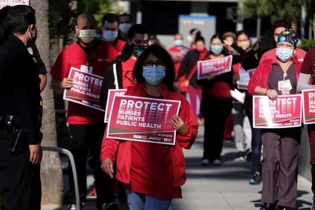 April 22, 2020, Los Angeles, California, U.S: Nurses take part in silent march outside Kaiser Permanente in Los Angeles, Wednesday, April 22, 2020. Nurses exposing Kaiser Permanente for lack of preparedness, lack of PPE, retaliation against nurses for advocation, not providing appropriate benefits when exposed or tested positive with COVID-19. Los Angeles U.S. - ZUMAc68_ 20200422_zaf_c68_006 Copyright: xRingoxChiux