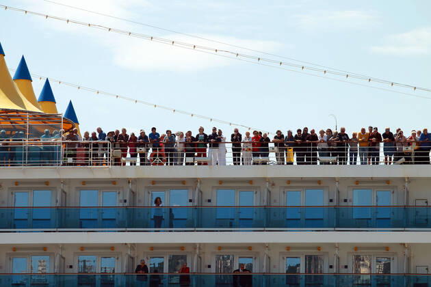 Foto IPP Alfonso Cannavacciuolo Genova 22 04 2020 Emergenza Coronavirus - la nave da crociera costa deliziosa partita a gennaio per il giro del mondo in arrivo al porto a genova per lo sbarco dei passeggeri nella foto i passeggeri della costa deliziosa Italy Photo Press - World Copyright Emergenza Coronavirus  0