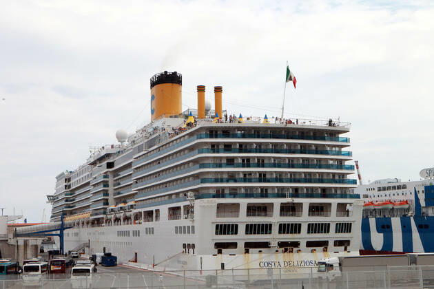 News Bilder des Tages Foto IPP Alfonso Cannavacciuolo Genova 22 04 2020 Emergenza Coronavirus - la nave da crociera costa deliziosa partita a gennaio per il giro del mondo in arrivo al porto a genova per lo sbarco dei passeggeri nella foto la costa deliziosa Italy Photo Press - World Copyright Emergenza Coronavirus  0