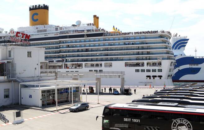 Foto IPP Alfonso Cannavacciuolo Genova 22 04 2020 Emergenza Coronavirus - la nave da crociera costa deliziosa partita a gennaio per il giro del mondo in arrivo al porto a genova per lo sbarco dei passeggeri nella foto la costa deliziosa Italy Photo Press - World Copyright Emergenza Coronavirus  0