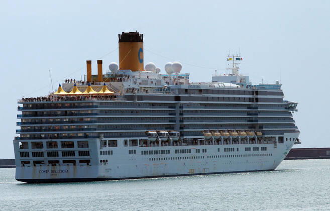 Foto IPP Alfonso Cannavacciuolo Genova 22 04 2020 Emergenza Coronavirus - la nave da crociera costa deliziosa partita a gennaio per il giro del mondo in arrivo al porto a genova per lo sbarco dei passeggeri nella foto la costa deliziosa Italy Photo Press - World Copyright Emergenza Coronavirus  0