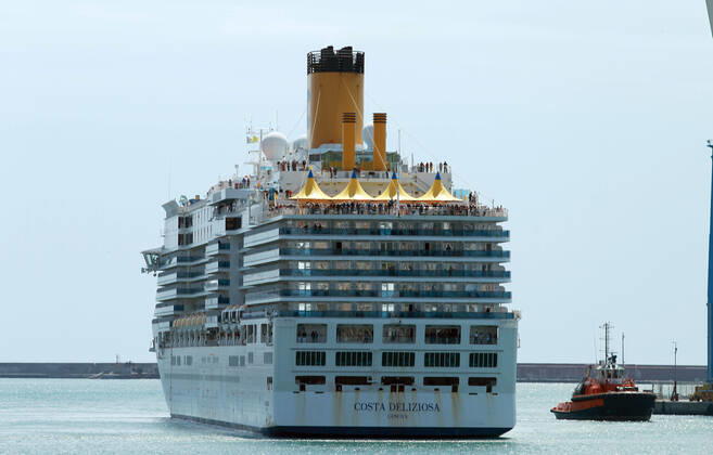 Foto IPP Alfonso Cannavacciuolo Genova 22 04 2020 Emergenza Coronavirus - la nave da crociera costa deliziosa partita a gennaio per il giro del mondo in arrivo al porto a genova per lo sbarco dei passeggeri nella foto la costa deliziosa Italy Photo Press - World Copyright Emergenza Coronavirus  0