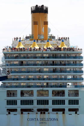 Foto IPP Alfonso Cannavacciuolo Genova 22 04 2020 Emergenza Coronavirus - la nave da crociera costa deliziosa partita a gennaio per il giro del mondo in arrivo al porto a genova per lo sbarco dei passeggeri nella foto la costa deliziosa Italy Photo Press - World Copyright Emergenza Coronavirus  0