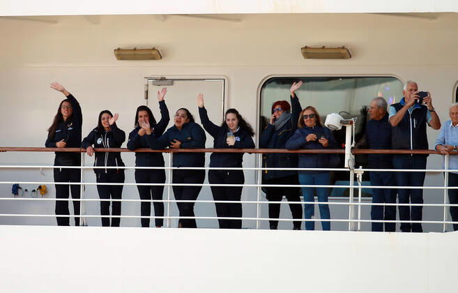 Foto IPP Alfonso Cannavacciuolo Genova 22 04 2020 Emergenza Coronavirus - la nave da crociera costa deliziosa partita a gennaio per il giro del mondo in arrivo al porto a genova per lo sbarco dei passeggeri nella foto i passeggeri della costa deliziosa salutano Italy Photo Press - World Copyright Emergenza Coronavirus  0