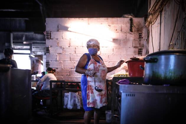 People help in a community dining room, during isolation due to COVID-19, in Buenos Aires, Argentina, 22 April 2020. EPA Juan Ignacio Roncoroni Coronavirus crisis in Argentina !ACHTUNG: NUR REDAKTIONELLE NUTZUNG!  Copyright: xJuanxIgnacioxRoncoronix AME4733 20200422-637231812219147786