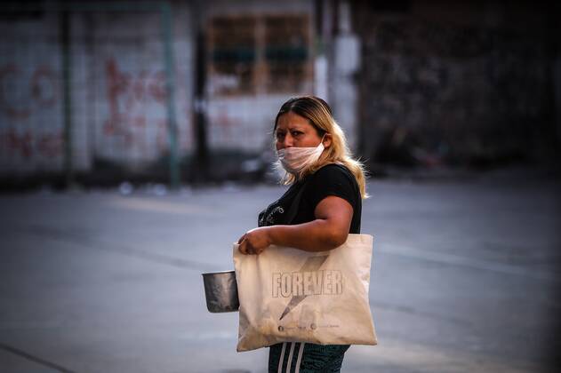 People in need attend a community dining room, during isolation due to COVID-19, in Buenos Aires, Argentina, 22 April 2020. EPA Juan Ignacio Roncoroni Coronavirus crisis in Argentina !ACHTUNG: NUR REDAKTIONELLE NUTZUNG!  Copyright: xJuanxIgnacioxRoncoronix AME4753 20200422-637231813634127662