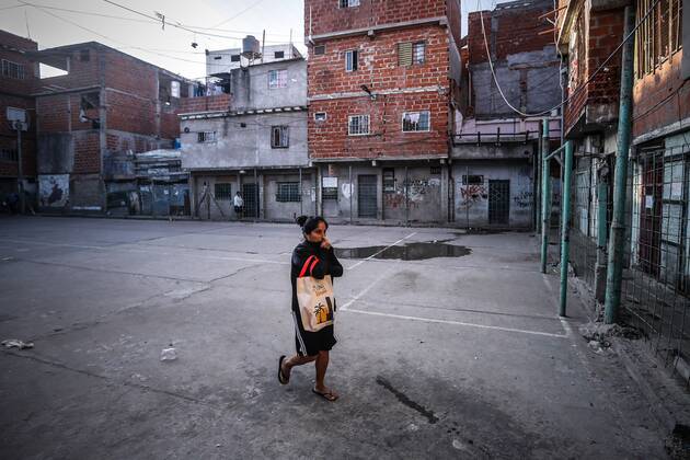 People in need attend a community dining room, during isolation due to COVID-19, in Buenos Aires, Argentina, 22 April 2020. EPA Juan Ignacio Roncoroni Coronavirus crisis in Argentina !ACHTUNG: NUR REDAKTIONELLE NUTZUNG!  Copyright: xJuanxIgnacioxRoncoronix AME4757 20200422-637231813644908980