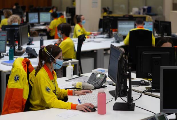 People work at coordination center of the Emergency Medical System (SEM) in Barcelona, Catalonia, Spain, 22 April 2020. Spain is under a lockdown to avoid the spreading of pandemic of the COVID-19 disease caused by the SARS-CoV-2 coronavirus. Coordination center of the Emergency Medical System in Barcelona !ACHTUNG: NUR REDAKTIONELLE NUTZUNG!  Copyright: xEnricxFontcubertax GRAFCAT5346 20200422-637231827699041776