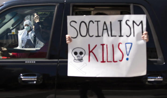 News Bilder des Tages Protesters demonstrate from the vehicles as a man in scrubs walks by as they call on Gov. Ralph Northam to reopen Virginia and end executive order 53 with bans gatherings of over 10 in the midst of the Coronavirus COVID-19 pandemic, near the State Capitol Building in Richmond, Virginia on Wednesday, April 22, 2020. The group is urging the reopening of business despite the COVID-19 pandemic still infecting the nation.  WAP20200422319 KEVINxDIETSCH