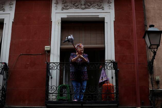 News Bilder des Tages Neighbors show their maps from their balconies for cleaning the virus during a tribute to health workers in Madrid, Spain, 22 April 2020. Spain is under a lockdown to avoid the spreading of pandemic of the COVID-19 disease caused by the SARS-CoV-2 coronavirus. Coronavirus in Madrid !ACHTUNG: NUR REDAKTIONELLE NUTZUNG!  Copyright: xJuanJoxMartínx GRAF4436 20200422-637231840293118329