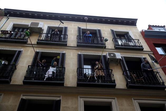 Neighbors show their maps from their balconies for cleaning the virus during a tribute to health workers in Madrid, Spain, 22 April 2020. Spain is under a lockdown to avoid the spreading of pandemic of the COVID-19 disease caused by the SARS-CoV-2 coronavirus. Coronavirus in Madrid !ACHTUNG: NUR REDAKTIONELLE NUTZUNG!  Copyright: xJuanJoxMartínx GRAF4433 20200422-637231840307024867