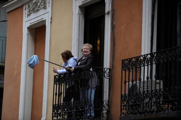 Neighbors show their maps from their balconies for cleaning the virus during a tribute to health workers in Madrid, Spain, 22 April 2020. Spain is under a lockdown to avoid the spreading of pandemic of the COVID-19 disease caused by the SARS-CoV-2 coronavirus. Coronavirus in Madrid !ACHTUNG: NUR REDAKTIONELLE NUTZUNG!  Copyright: xJuanJoxMartínx GRAF4428 20200422-637231840321712650