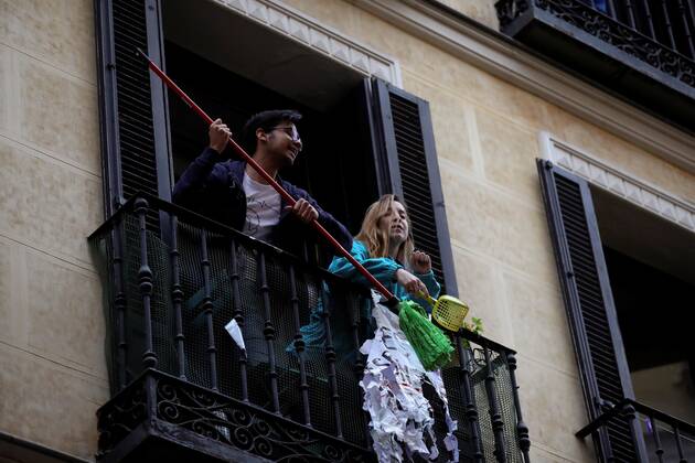 Neighbors show their maps from their balconies for cleaning the virus during a tribute to health workers in Madrid, Spain, 22 April 2020. Spain is under a lockdown to avoid the spreading of pandemic of the COVID-19 disease caused by the SARS-CoV-2 coronavirus. Coronavirus in Madrid !ACHTUNG: NUR REDAKTIONELLE NUTZUNG!  Copyright: xJuanJoxMartínx GRAF4431 20200422-637231840335931645