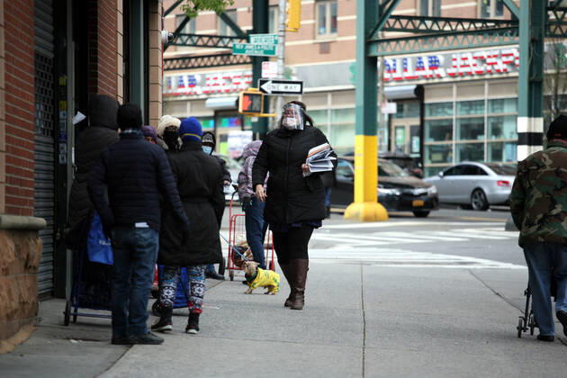 April 22, 2020, New York City, New York, US: Residents of the South Bronx on queue for food at a local food pantry food bank in the Longwood section of the hard-hit COVID-19 borough on 22 April, 2020. New York City US - ZUMAl135 20200422_zap_l135_002 Copyright: xG.xRonaldxLopezx