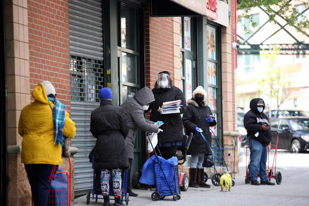 April 22, 2020, New York City, New York, US: Residents of the South Bronx on queue for food at a local food pantry food bank in the Longwood section of the hard-hit COVID-19 borough on 22 April, 2020. New York City US - ZUMAl135 20200422_zap_l135_003 Copyright: xG.xRonaldxLopezx