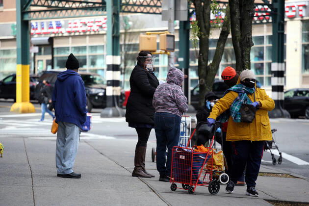 April 22, 2020, New York City, New York, US: Residents of the South Bronx on queue for food at a local food pantry food bank in the Longwood section of the hard-hit COVID-19 borough on 22 April, 2020. New York City US - ZUMAl135 20200422_zap_l135_009 Copyright: xG.xRonaldxLopezx