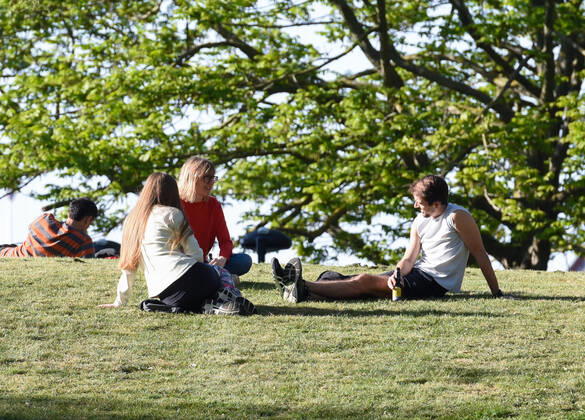. 22 04 2020. London, United Kingdom. Coronavirus crisis. A group of three people enjoy a drink while sitting on the grass at King s Stairs Gardens this afternoon, as the coronavirus lockdown continues.  xGustavoxValientex xi-Imagesx IIM-21051-0030