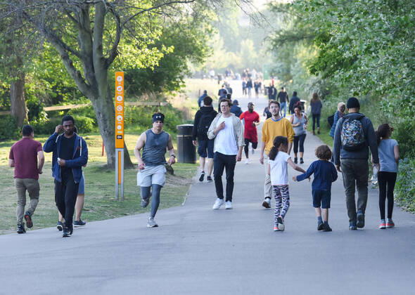 . 22 04 2020. London, United Kingdom. Coronavirus crisis. People seen enjoying the sunshine at Burguess Park this afternoon, as the coronavirus lockdown continues.  xGustavoxValientex xi-Imagesx IIM-21051-0037