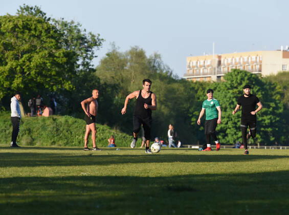 . 22 04 2020. London, United Kingdom. Coronavirus crisis. A group of people seen playing football at Burguess Park this afternoon, as the coronavirus lockdown continues.  xGustavoxValientex xi-Imagesx IIM-21051-0040