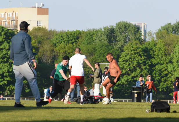 . 22 04 2020. London, United Kingdom. Coronavirus crisis. A group of people seen playing football at Burguess Park this afternoon, as the coronavirus lockdown continues.  xGustavoxValientex xi-Imagesx IIM-21051-0042