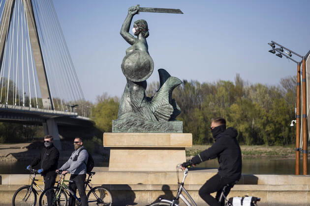 April 22, 2020, Warsaw, Mazowieckie, Poland: The statue of Siren, which is the symbol of Warsaw wearing a face masks to raise awareness during the Covid-19 pandemic..The Polish government softened some of the restrictions related to the Covid-19 pandemic. Citizens are now allowed to walk in parks, more customers are allowed to enter shops. Protective masks are still obligatory for every citizen in public space. Warsaw Poland - ZUMAs197 20200422_zaa_s197_095 Copyright: xAttilaxHusejnowx