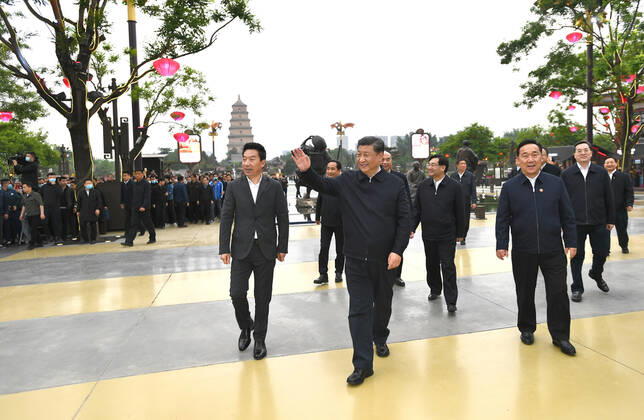 (200422) -- XI AN, April 22, 2020 -- Chinese President Xi Jinping, also general secretary of the Communist Party of China Central Committee and chairman of the Central Military Commission, visits a commercial street in Xi an, capital of northwest China s Shaanxi Province, April 22, 2020. Xi on Wednesday inspected the city of Xi an during his trip to northwest China s Shaanxi Province. ) CHINA-SHAANXI-XI AN-XI JINPING-INSPECTION (CN) XiexHuanchi 