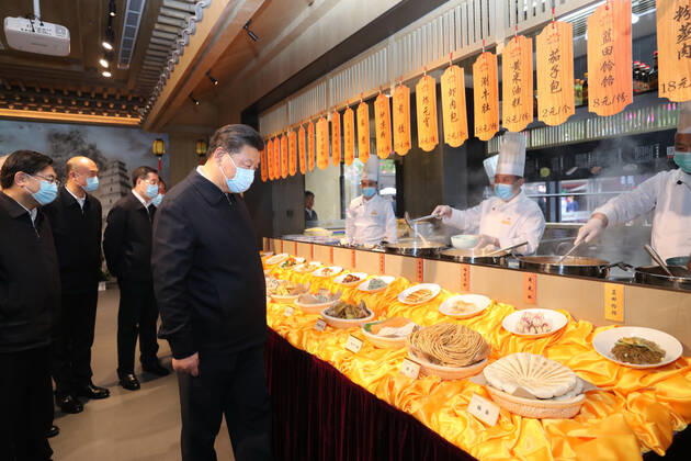 (200422) -- XI AN, April 22, 2020 -- Chinese President Xi Jinping, also general secretary of the Communist Party of China Central Committee and chairman of the Central Military Commission, visits a commercial street in Xi an, capital of northwest China s Shaanxi Province, April 22, 2020. Xi on Wednesday inspected the city of Xi an during his trip to northwest China s Shaanxi Province. ) CHINA-SHAANXI-XI AN-XI JINPING-INSPECTION (CN) JuxPeng 