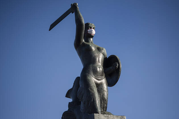 April 22, 2020, Warsaw, Mazowieckie, Poland: The statue of Siren, which is the symbol of Warsaw wearing a face masks to raise awareness during the Covid-19 pandemic..The Polish government softened some of the restrictions related to the Covid-19 pandemic. Citizens are now allowed to walk in parks, more customers are allowed to enter shops. Protective masks are still obligatory for every citizen in public space. Warsaw Poland - ZUMAs197 20200422_zaa_s197_102 Copyright: xAttilaxHusejnowx