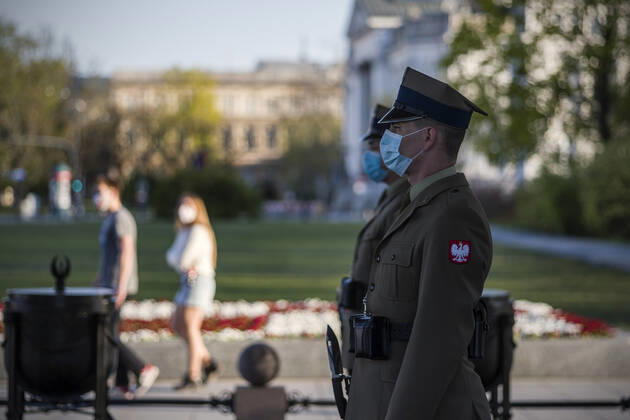 April 22, 2020, Warsaw, Mazowieckie, Poland: Soldiers guarding the Tomb of the Unknown Soldier (Grob Nieznanego Zolnierza) while wearing face masks as a precaution during the Covid-19 pandemic..The Polish government softened some of the restrictions related to the Covid-19 pandemic. Citizens are now allowed to walk in parks, more customers are allowed to enter shops. Protective masks are still obligatory for every citizen in public space. Warsaw Poland - ZUMAs197 20200422_zaa_s197_103 Copyright: xAttilaxHusejnowx