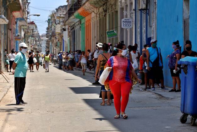 People line up to enter a market in Havana, Cuba, 22 April 2020. Cuban President Miguel Diaz-Canel, exhorted people to not leave their houses except for necessary activities such as buying groceries, even though the mandatory quarantine has not yet being established. COVID-19 in Havana !ACHTUNG: NUR REDAKTIONELLE NUTZUNG!  Copyright: xErnestoxMastrascusax AME4837 20200422-637231868492953635