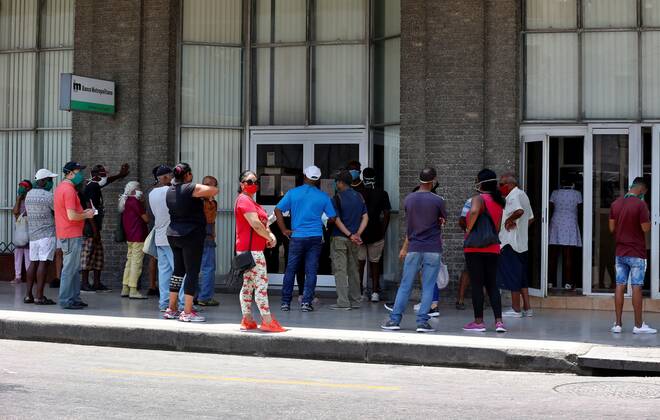 People line up to enter a market in Havana, Cuba, 22 April 2020. Cuban President Miguel Diaz-Canel, exhorted people to not leave their houses except for necessary activities such as buying groceries, even though the mandatory quarantine has not yet being established. COVID-19 in Havana !ACHTUNG: NUR REDAKTIONELLE NUTZUNG!  Copyright: xErnestoxMastrascusax AME4827 20200422-637231868514828534