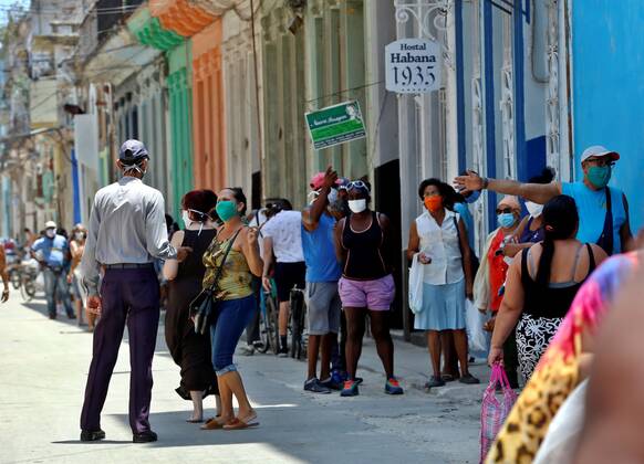 People line up to enter a market in Havana, Cuba, 22 April 2020. Cuban President Miguel Diaz-Canel, exhorted people to not leave their houses except for necessary activities such as buying groceries, even though the mandatory quarantine has not yet being established. COVID-19 in Havana !ACHTUNG: NUR REDAKTIONELLE NUTZUNG!  Copyright: xErnestoxMastrascusax AME4836 20200422-637231868526703374