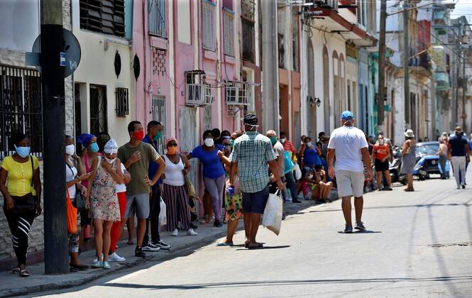 People line up to enter a market in Havana, Cuba, 22 April 2020. Cuban President Miguel Diaz-Canel, exhorted people to not leave their houses except for necessary activities such as buying groceries, even though the mandatory quarantine has not yet being established. COVID-19 in Havana !ACHTUNG: NUR REDAKTIONELLE NUTZUNG!  Copyright: xErnestoxMastrascusax AME4844 20200422-637231872956434217