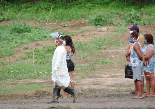 RECIFE, PE - 22.04.2020: VÍTIMAS DO COVID19 SÃO ENTERRADOS PE - This Wednesday (22) extra holes were opened in the Parque das Flores cemetery, in the Sancho neighborhood in the West Zone of Recife. It was possible to see burials in an area reserved only for victims of the covid-19. x1906418x  VeetmanoxPrem