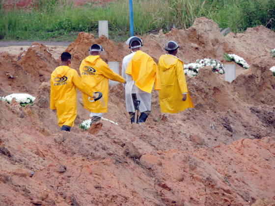 RECIFE, PE - 22.04.2020: VÍTIMAS DO COVID19 SÃO ENTERRADOS PE - This Wednesday (22) extra holes were opened in the Parque das Flores cemetery, in the Sancho neighborhood in the West Zone of Recife. It was possible to see burials in an area reserved only for victims of the covid-19. x1906430x  VeetmanoxPrem