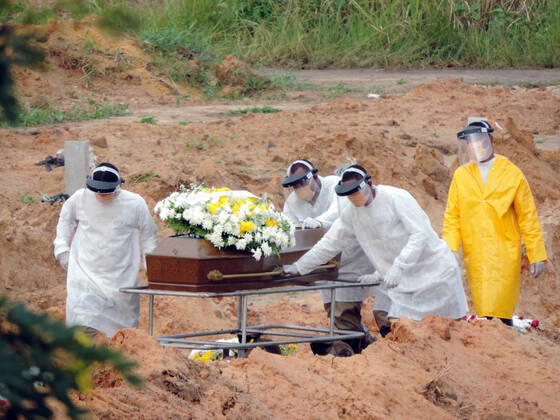 News Bilder des Tages RECIFE, PE - 22.04.2020: VÍTIMAS DO COVID19 SÃO ENTERRADOS PE - This Wednesday (22) extra holes were opened in the Parque das Flores cemetery, in the Sancho neighborhood in the West Zone of Recife. It was possible to see burials in an area reserved only for victims of the covid-19. x1906431x  VeetmanoxPrem