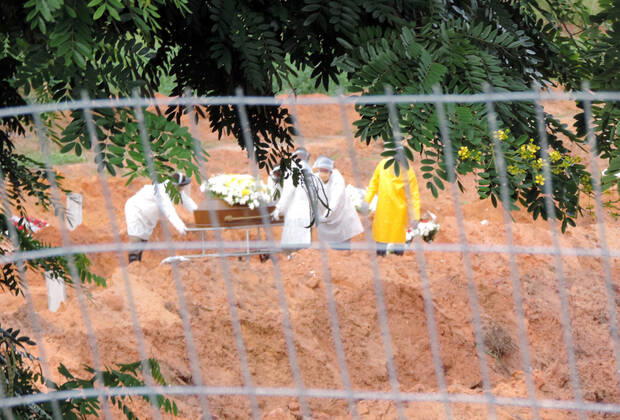 RECIFE, PE - 22.04.2020: VÍTIMAS DO COVID19 SÃO ENTERRADOS PE - This Wednesday (22) extra holes were opened in the Parque das Flores cemetery, in the Sancho neighborhood in the West Zone of Recife. It was possible to see burials in an area reserved only for victims of the covid-19. x1906432x  VeetmanoxPrem