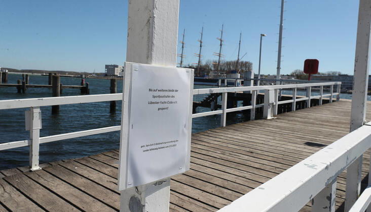 Sperrung des Sportboothafens in Travemuende Travemuende