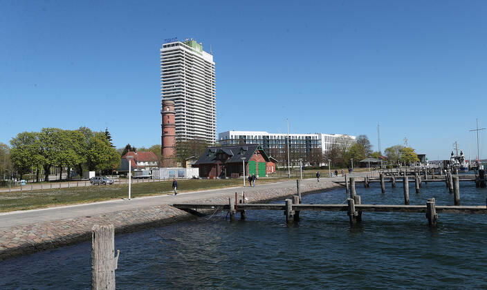 Blick auf das Maritim Hotel, Leuchtturm und das Aja Hotel mit High End Ferienwohnungen und die fast menschenleere Promenade Travemuende