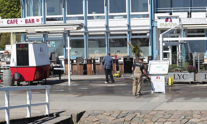 Ein geschlossenes Restaurant an der Promenade, es wird renoviert Travemuende