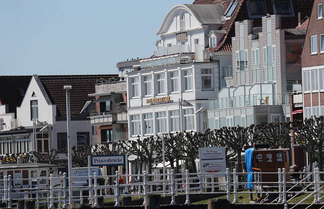 Hotel Deutscher Kaiser in der Vorderreihe von Travemuende Travemuende