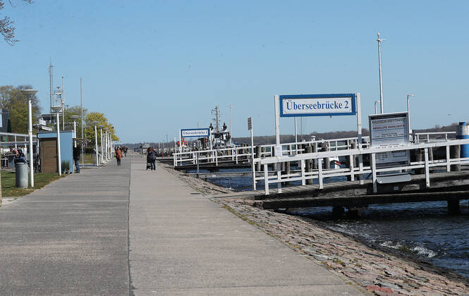 Fast menschenleere Promenade am Hafen Travemuendes Travemuende