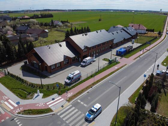 KLESZCZOW 22.04.2020 DOM POMOCY SPOLECZNEJ IM SWIETEJ BARBARY W KLESZCZOWIE ZOSTAL DZISIAJ EWAKUOWANY . 60 OSOB PRZEWIEZIONO DO SZPITALI , 55 ZARAZONYCH , 5 PODEJRZANYCH ZAKAZENIEM COVID19 . FOT MIKOLAJ ZACHAROW NEWSPIX --- Newspix.pl Evacatuation of nursing home care in Kleszczow. 55 patients are infected with Covid19.  DJI_0768