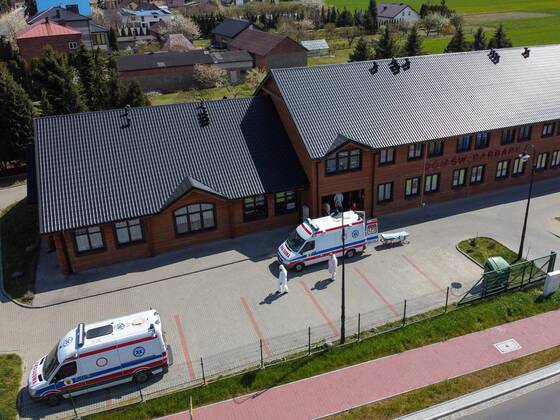 KLESZCZOW 22.04.2020 DOM POMOCY SPOLECZNEJ IM SWIETEJ BARBARY W KLESZCZOWIE ZOSTAL DZISIAJ EWAKUOWANY . 60 OSOB PRZEWIEZIONO DO SZPITALI , 55 ZARAZONYCH , 5 PODEJRZANYCH ZAKAZENIEM COVID19 . FOT MIKOLAJ ZACHAROW NEWSPIX --- Newspix.pl Evacatuation of nursing home care in Kleszczow. 55 patients are infected with Covid19.  DJI_0773