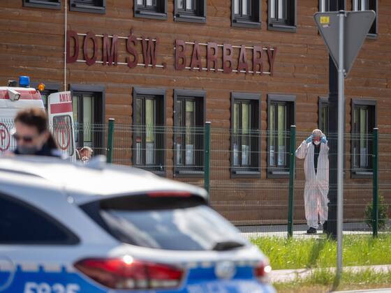 KLESZCZOW 22.04.2020 DOM POMOCY SPOLECZNEJ IM SWIETEJ BARBARY W KLESZCZOWIE ZOSTAL DZISIAJ EWAKUOWANY . 60 OSOB PRZEWIEZIONO DO SZPITALI , 55 ZARAZONYCH , 5 PODEJRZANYCH ZAKAZENIEM COVID19 . FOT MIKOLAJ ZACHAROW NEWSPIX --- Newspix.pl Evacatuation of nursing home care in Kleszczow. 55 patients are infected with Covid19.  P4220303